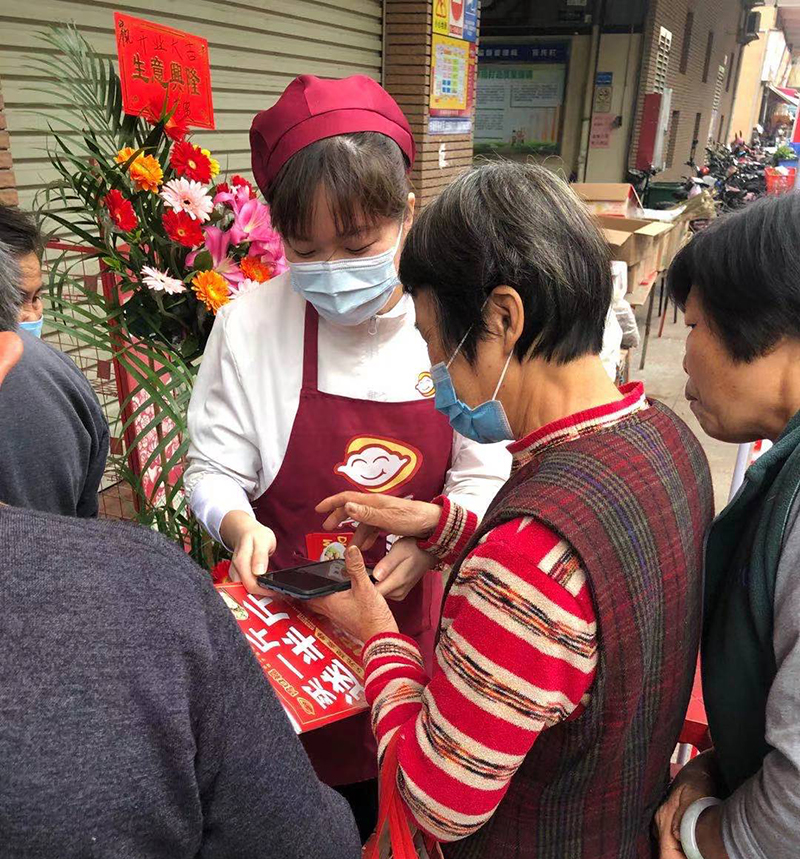 何老板萬萬沒想到，自己的餃子云吞店開業(yè)的第一天就門庭若市